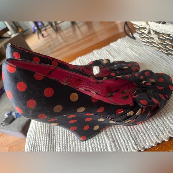 Betsey Johnson Lydia Wedge Peeptoe Heels Rose Print Black Red Pink Satin Women - Picture 2 of 8